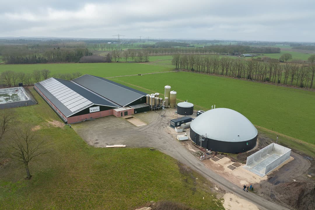 Varkenshouder Willy Tijs heeft de grootste mono-mestvergister van Nederland waarmee groene gas wordt geproduceerd. - Foto: Michel Velderman