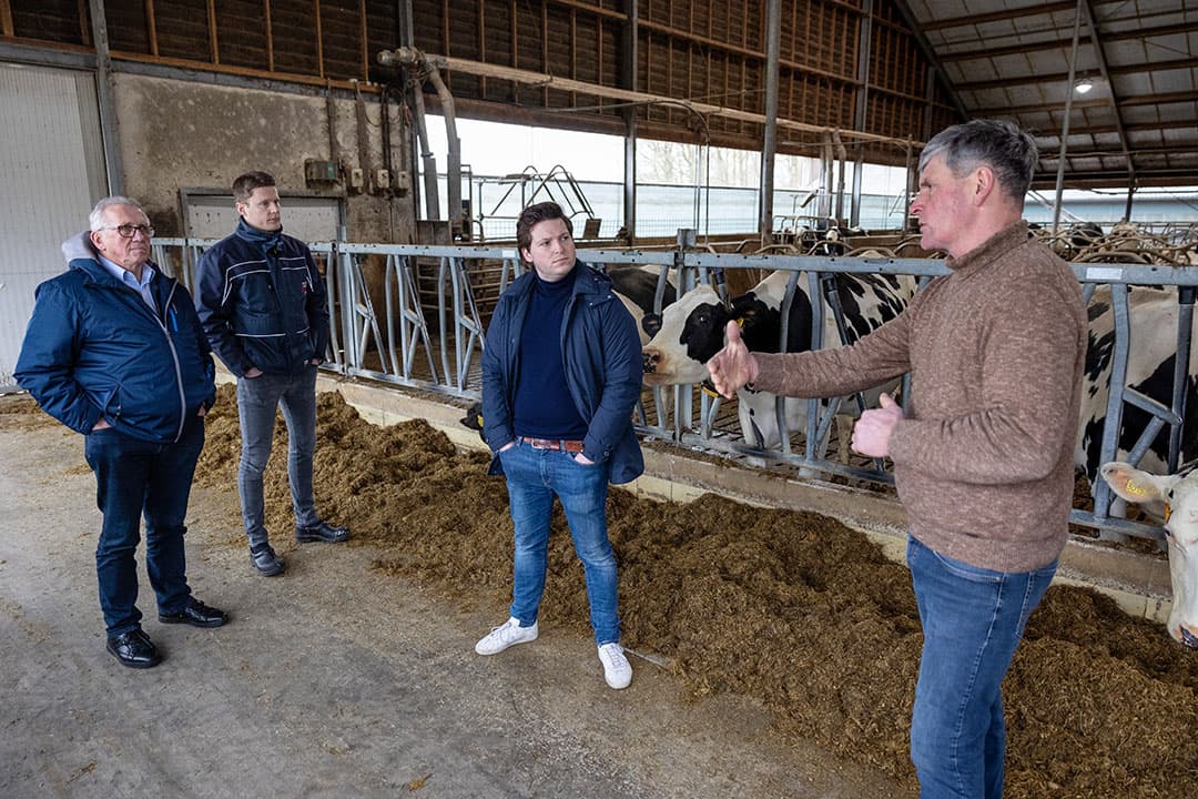 Verschillende VVD politici, waaronder Kamerlid Thom van Campen (blauwe jas en witte schoenen) kwamen kijken bij melkveehouder Henk van der Wind (rechts) in Maarsbergen. - Foto: Herbert Wiggerman