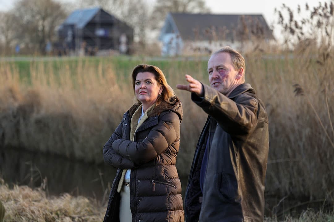 Minister Christianne van der Wal (VVD) van stikstofzaken bracht 17 januari een werkbezoek aan veehouder Van Oosterom. - Foto: Herbert Wiggerman