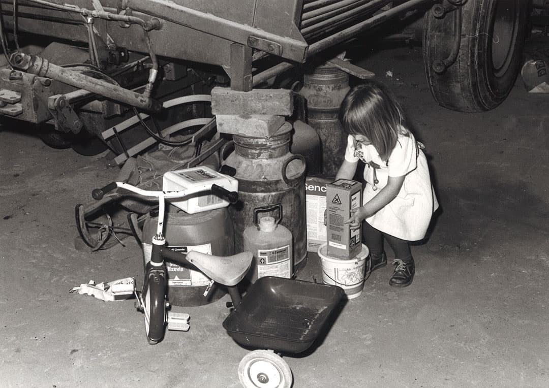 Dozen ontwormingsmiddel, jerrycans met onkruidbestrijder en emmertjes met slakkendood, een kind is speels en ziet het gevaar niet. Vandaar dat Boerderij 50 jaar geleden al tipte om gevaarlijke stoffen achter slot en grendel te bewaren. - Foto: Misset