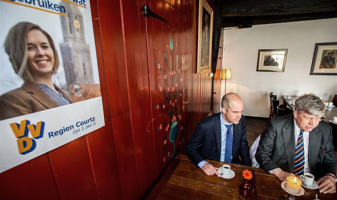 Gert Brommer (links) en minister Ivo Opstelten van Veiligheid en Justitie op arciefbeeld tijdens de VVD-campagne in de aanloop naar de provinciale statenverkiezingen van 2015. - Foto: ANP