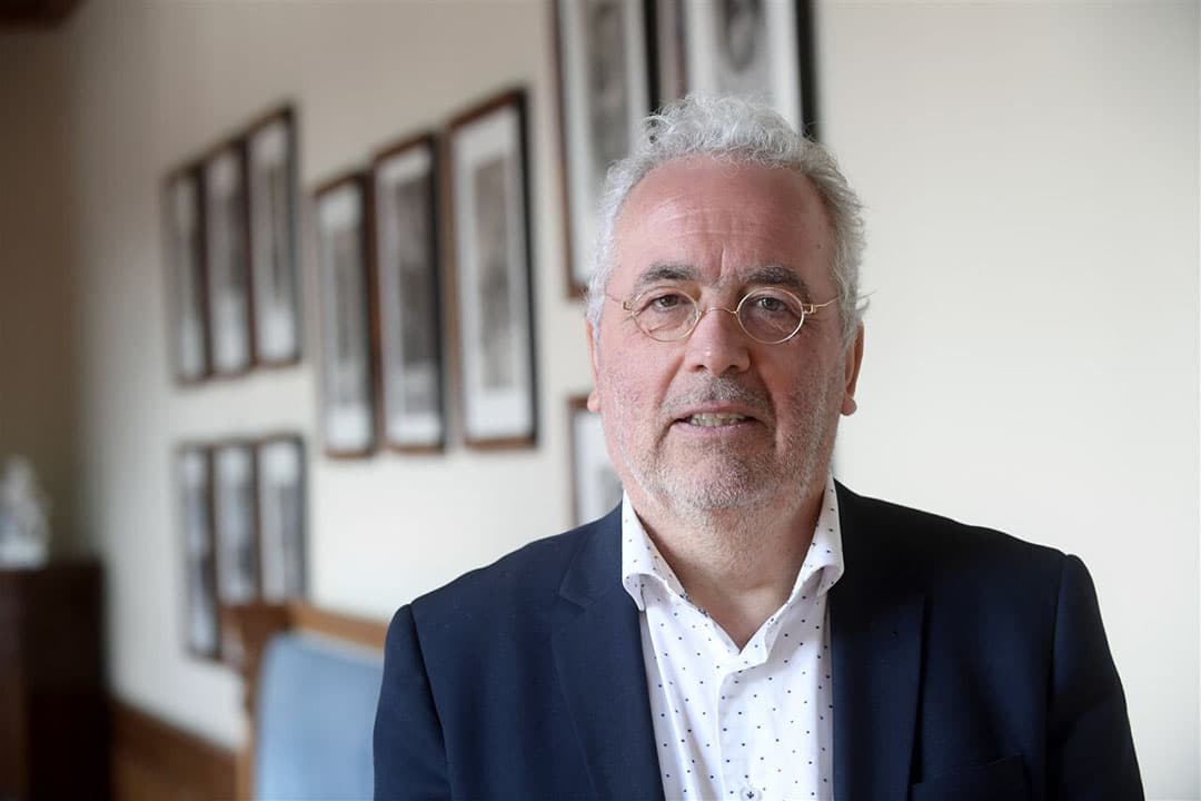 Niko Koffeman, Eerste Kamerlid van de Partij voor de Dieren vindt dat In gesprek gaan met boeren die hun bedrijf toch al beëindigen of verkopen, meer zoden aan de dijk zet dan gedwongen onteigening.  - Foto: ANP