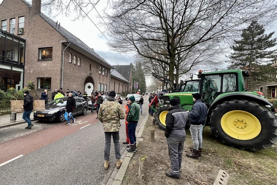 Gelderse boeren protesteren bij het kantoorpand van Omroep Gelderland tegen een wob-verzoek. - Foto: ANP