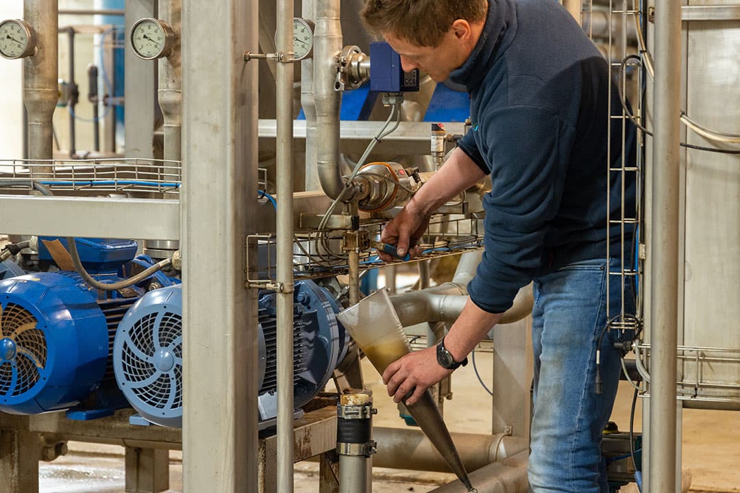 Het aftappen van minerelanconcentraat tijdens het productieproces. Ruwweg een derde van de aangevoerde drijfmest wordt afgezet als concentraat. - Foto: BTC De Peel
