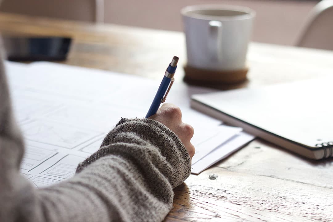 Eerst even in de papieren duiken, voordat je op stage gaat. - Foto: Unsplash