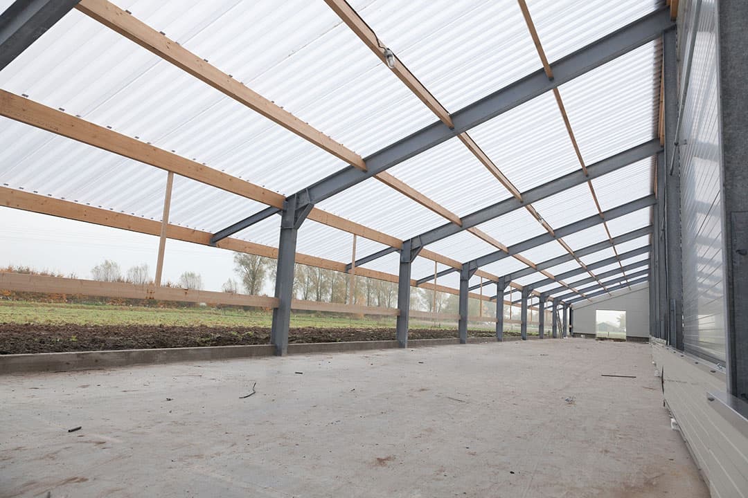 Bouw nieuwe pluimveestal. De vraag die aan de keukentafel op alle boerderijen besproken gaat worden, is ‘hoe kan ik boer blijven op de plaats waar ik nu boer ben?’. Foto: Joris Telders