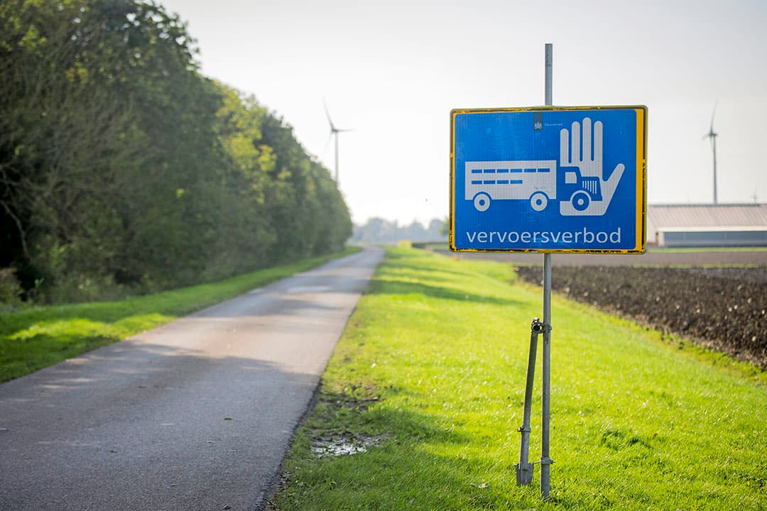 Het ministerie van LNV was in de eerste tien maanden van het jaar zo’n € 300.000 kwijt aan het maken en plaatsen van borden.  - Foto: Koos Groenewold