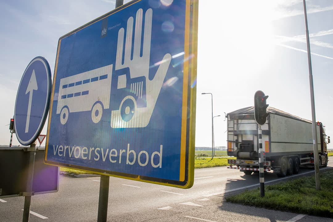 In een zone van 10 kilometer rond het bewuste bedrijf geldt per direct een vervoersverbod. - Foto: Koos Groenewold