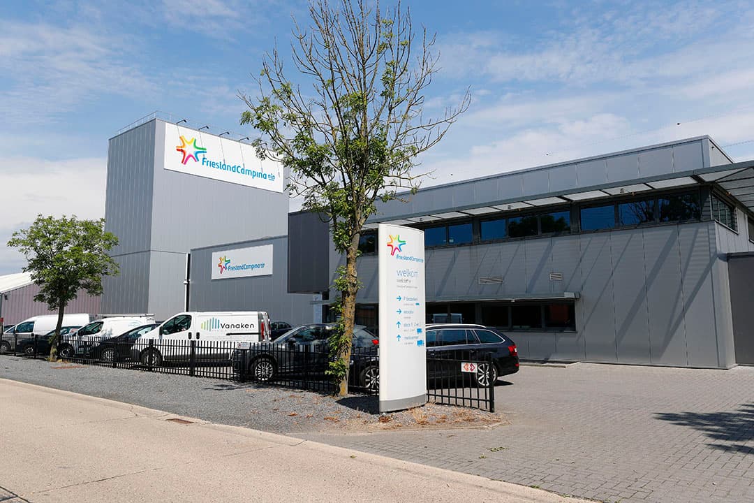 Fabriek van FrieslandCampina in het Belgische Bree. - Foto: Bert Jansen
