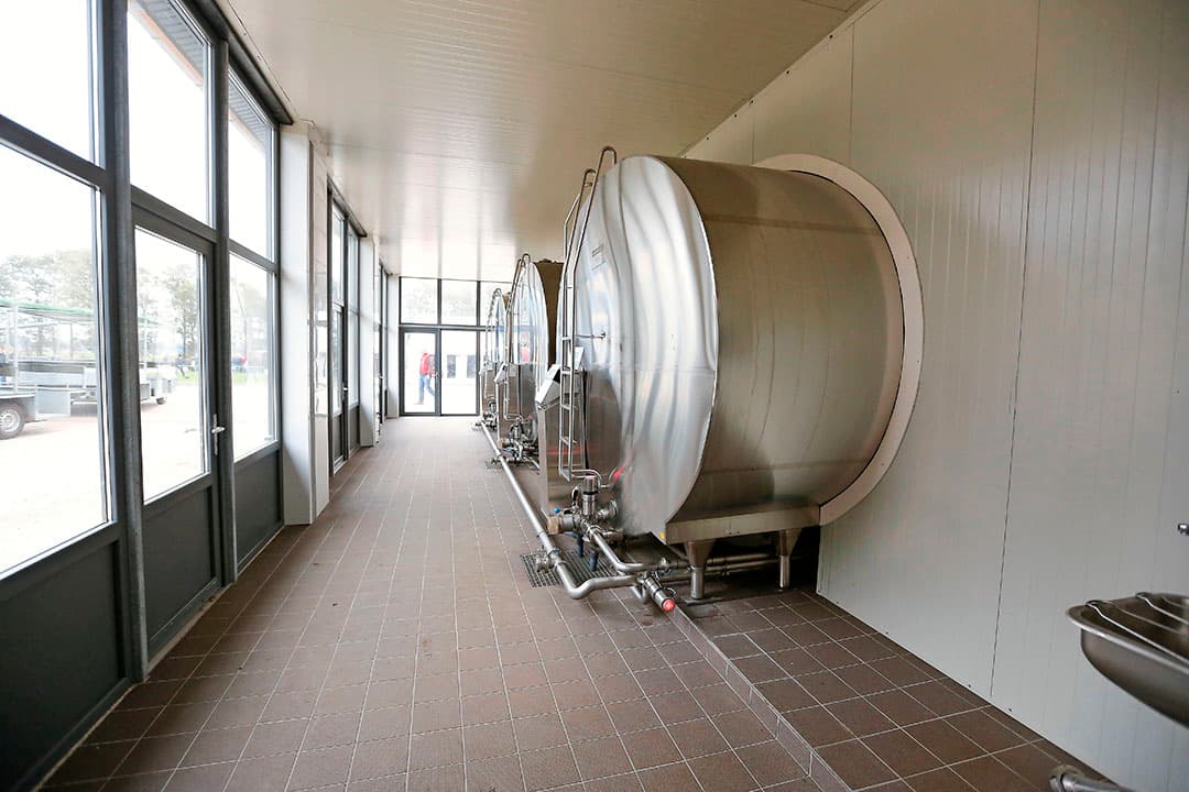 De melktanks bij Vreba Melkvee in Vredepeel. De gemeente Venray wil dat er een eind wordt gemaakt aan de melkverwerking op het bedrijf. Foto: Hans Prinsen