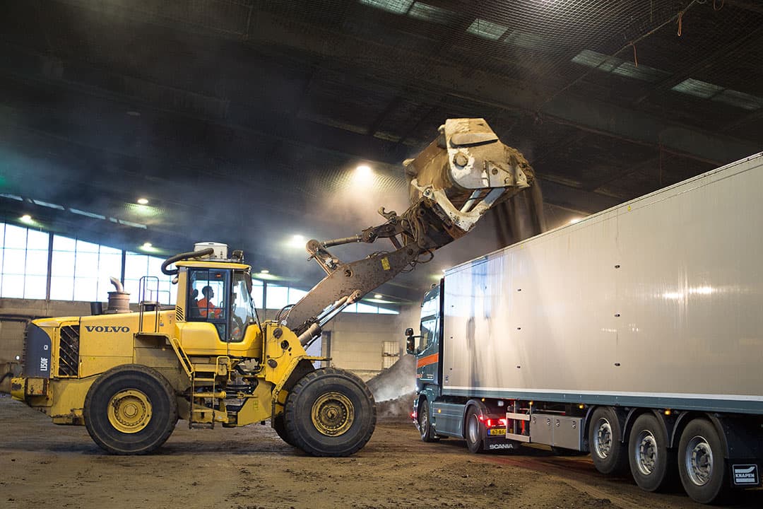 Het laden van gecomposteerde mest voor export