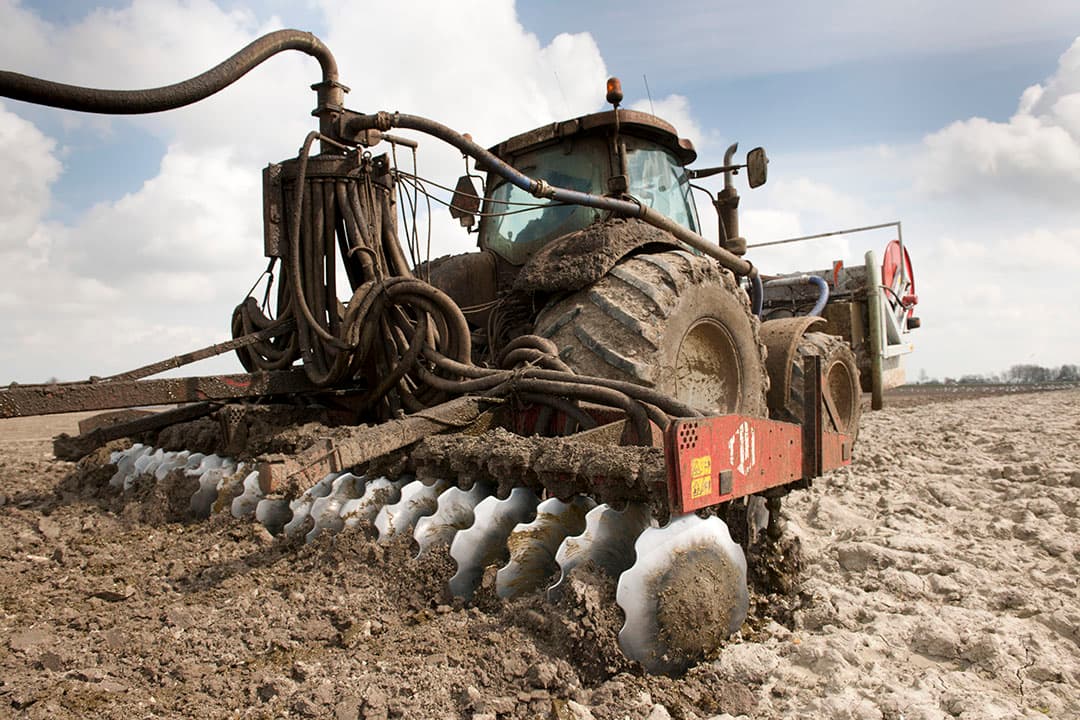 Bouwland waar mais komt wordt bemest met een speciale bouwlandbemester met slangensysteem. - Foto: Mark Pasveer