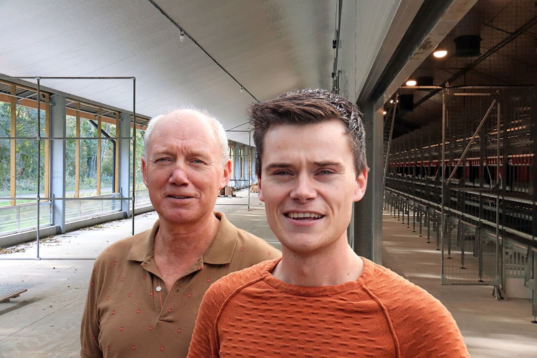 Pluimveehouders Jos en Stijn Peters open hun staldeuren maar wat graag voor het publiek. - Foto's: Hans Bijleveld, bewerking Misset