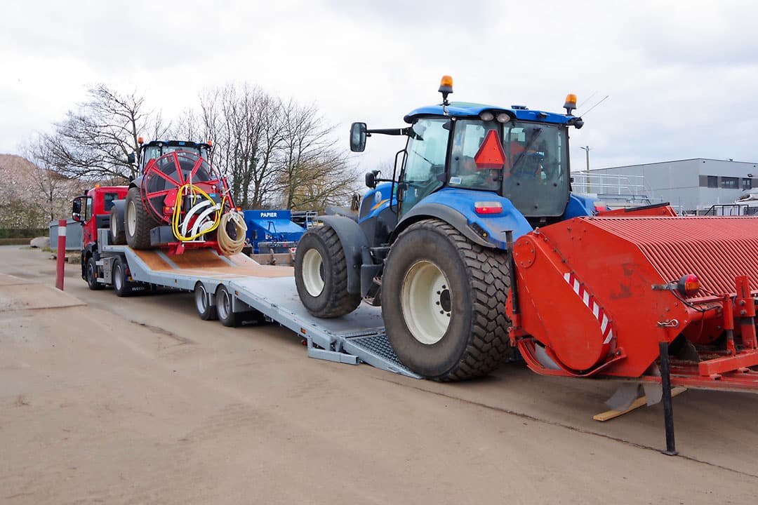 Veldhuizen mikt met de semi-dieplader op bijvoorbeeld loonwerkers die eigen materiaal moeten verplaatsen over grotere afstand. - Foto: Veldhuizen Wagenbouw
