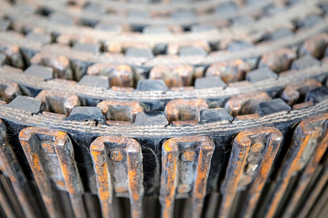 Voorbeeld van een mat waar de eerste koordlaag tussen vrijwel alle spijlen is gebroken. Kan nog een seizoen mee, maar daarna zal het met de betrouwbaarheid van de mat gedaan zijn. - Foto: Anne van der Woude