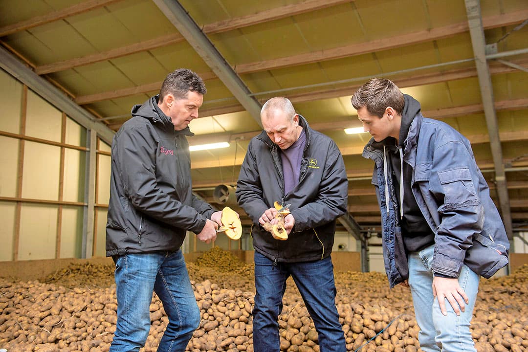 Klaasjan Boer en Pieter Boer sparren met hun Delphy-adviseur Luc Remijn (links) over de beste bewaarstrategie van de partij Agria met wat hol. - Foto: Roel Dijkstra
