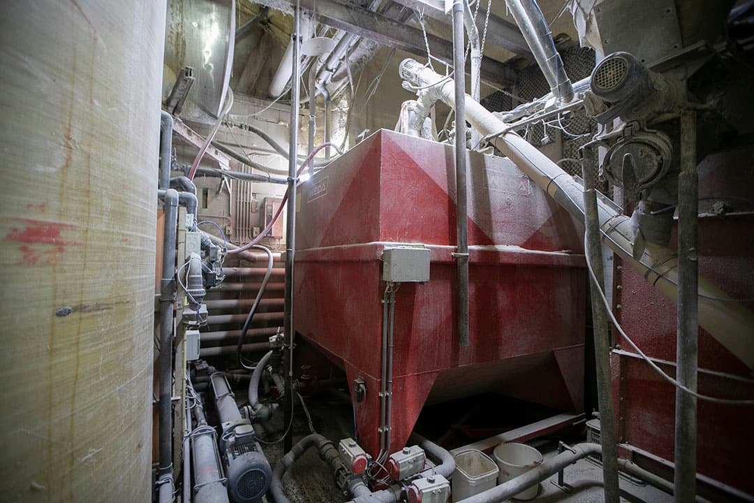 De ketels waarin granen en soja 'gekookt' worden. Door het kookproces nemen varkens meer fosfaat op en stoten minder fosfaat en ammoniak uit. - Foto's: Hans Banus