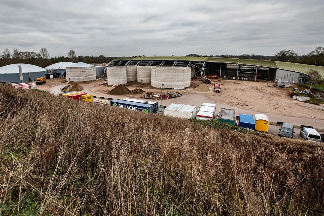 De mestverwerker in aanbouw, met links de vergistertanks. Alle bewerkingsstappen inclusief de aanvoer van de mest gaan binnen plaatsvinden. - Foto's: Ronald Hissink