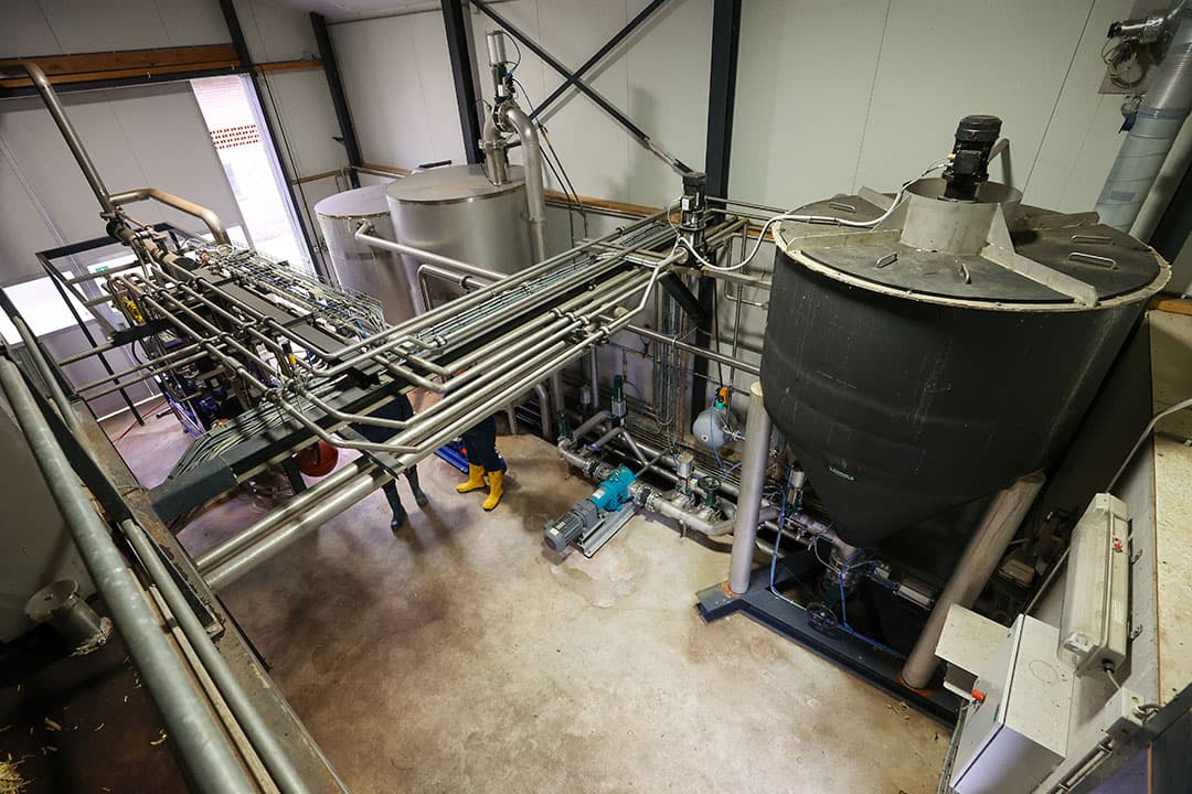 De loods met de mestbewerkingsinstallaties. Rechts de tank om de mest voor te verwarmen voor die wordt vergist en op termijn het digestaat te hygiëniseren. - Foto's: Bert Jansen