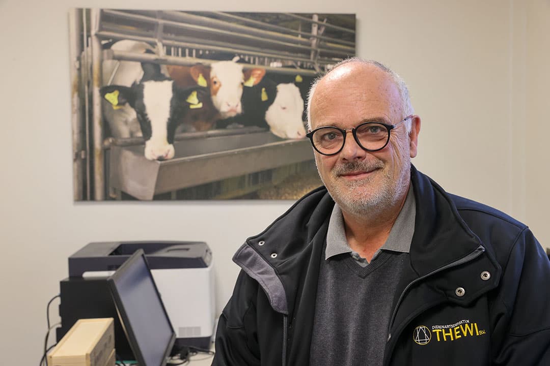 Peter Theeuwes (61) was directeur van dierenartsenpraktijk Thewi in Tilburg (N.-Br.). Het bedrijf bedient bijna een kwart van het aantal kalveren in Nederland. Grofweg tweederde van de klanten zijn blankvleeskalveren; de rest is rosé. - Foto: Bert Jansen