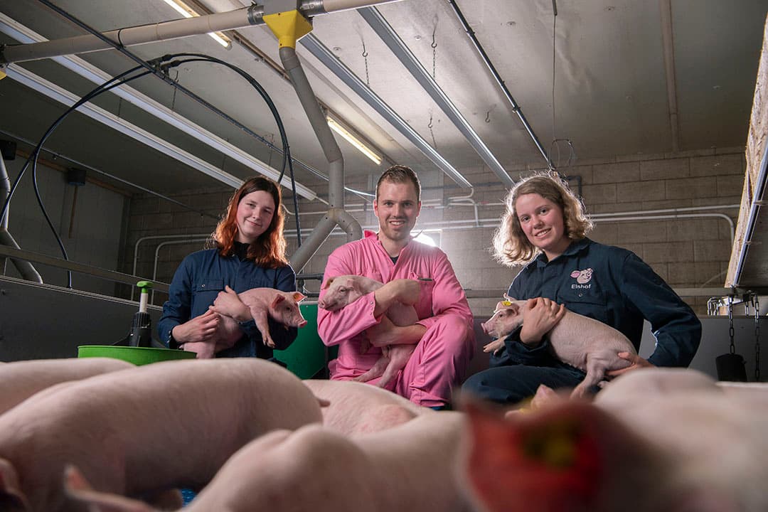 Edwin Elshof uit Marum (Fr.) had dit jaar vegetariër Lotte de Vries (l.) op stage. Momenteel is Nynke Otter (r.) er, zij werkt ook mee in een slagerij. - Foto: Mark Pasveer