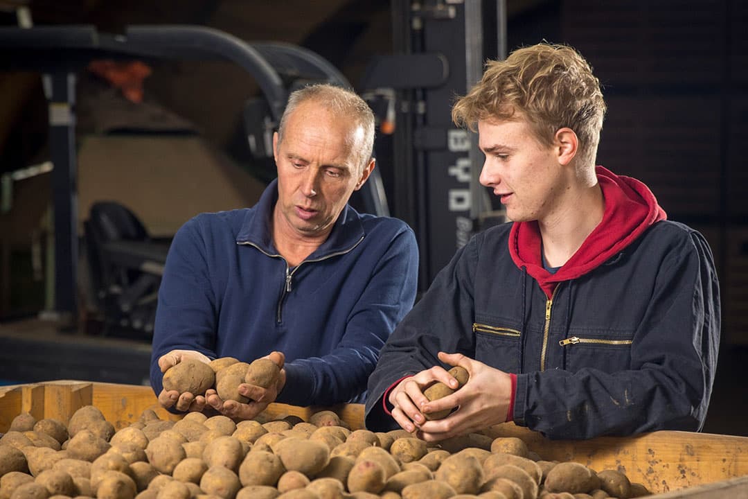 Arend Leen Hoekstra (links) heeft in Lelystad een biologisch akkerbouwbedrijf met industriebloemkool, aardappels, uien, spinazie op 58 ha. Boerenzoon Paul Groot (r.), eveneens uit Lelystad, loopt er stage tot september volgend jaar. - Foto's: Koos Groenewold