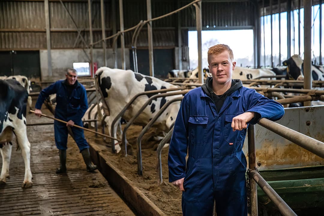 Marc Lensink (18) woont in Laren (Gld.). Hij zit op het mbo veehouderij en wil later graag het melkveebedrijf thuis overnemen. Hij liep stage bij Gerrit Holmer in Laren (Gld.). - Foto's: Ronald Hissink