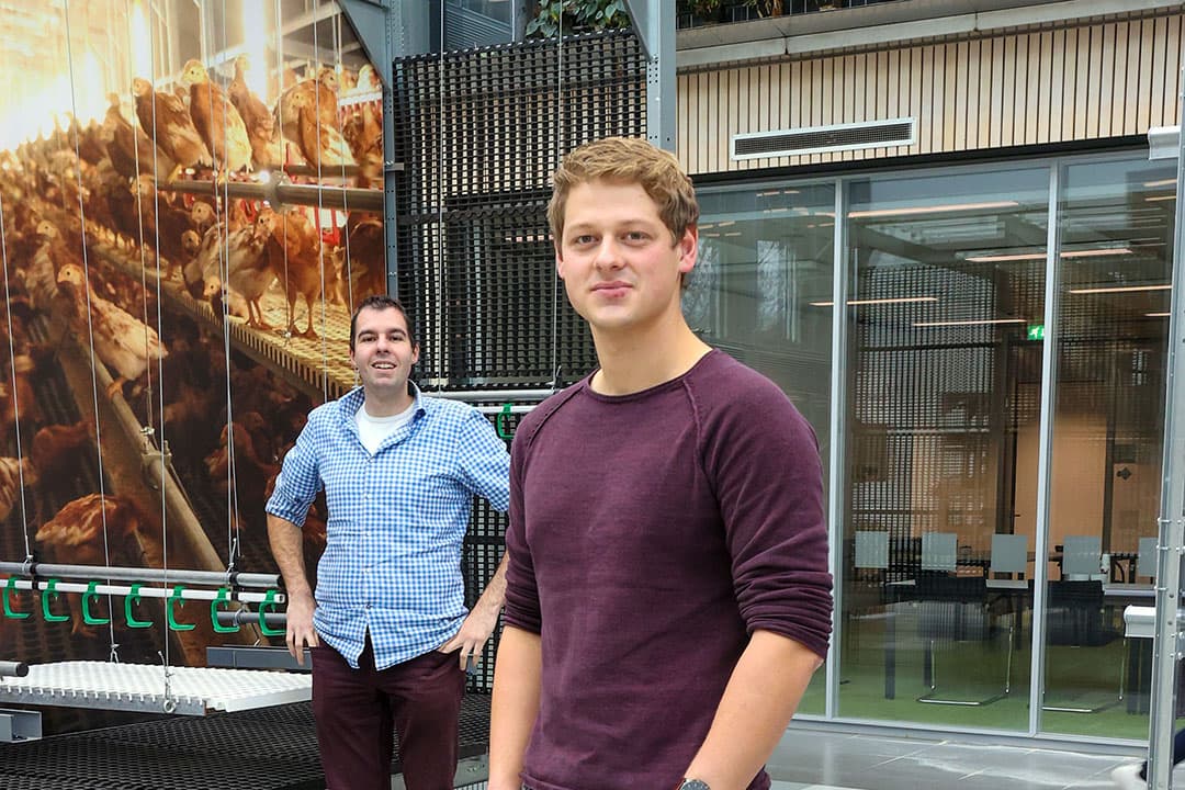 Koen van den Berg (r) uit Langenboom (N.-Br.) loopt stage bij Vencomatic Group. Hij wordt bij zijn onderzoeksproject begeleid door onderwijscoordinator Sander van Asten (l). - Foto's: Bert Jansen