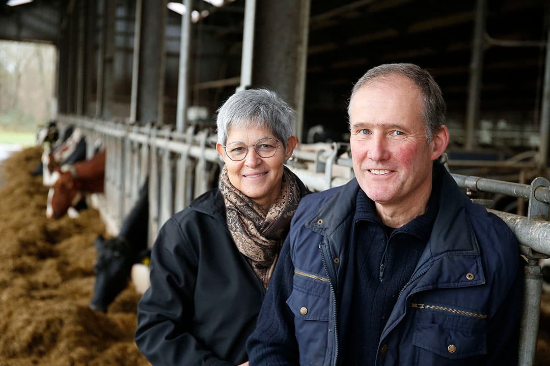 Henk Wesseldijk (57) en Yolanda del Prado (63) wonen in Haaksbergen (Ov.) Henk runt het melkveebedrijf met 68 koeien en 35 stuks jongvee op 44 hectare pachtgrond. Yolanda staat aan het roer van escaperoom Hof te Langelo, de kazencurling en ze verzorgt de kalfjes. Ze werken beiden fulltime op de boerderij. Zoon Martijn (28) woont niet meer thuis. - Foto's: Hans Prinsen