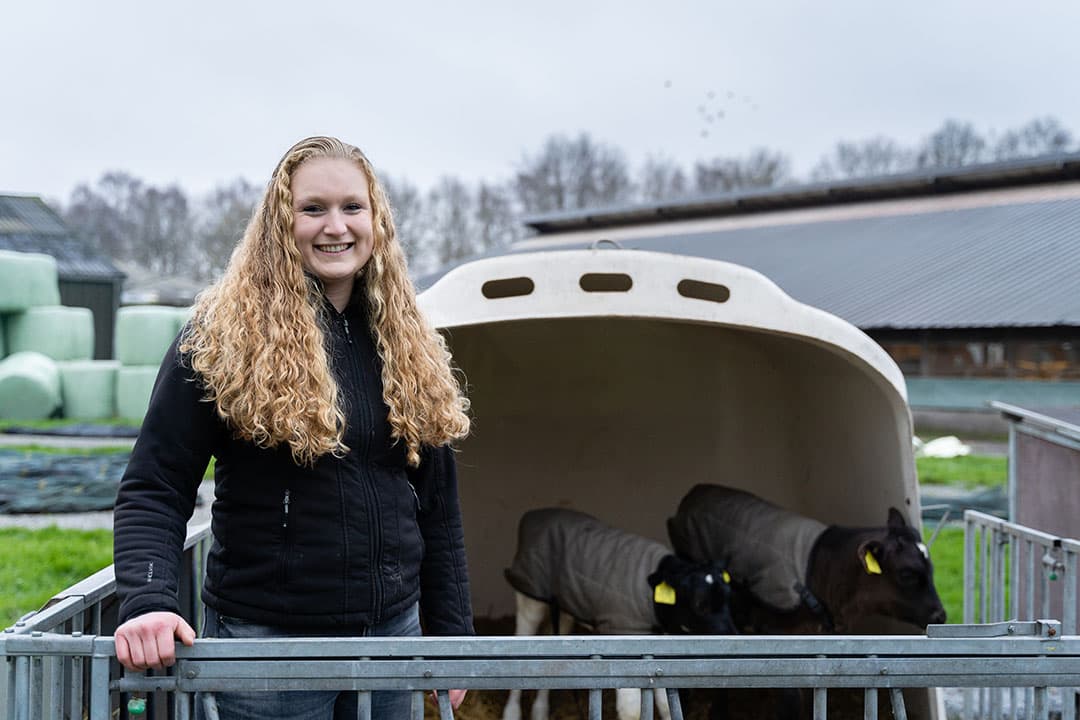 Janine Gorter (23) woont in Appelscha (Fr.) en heeft in maatschap met haar ouders een bedrijf met 180 melkkoeien op 100 hectare. - Foto's: Andrea van Schaik