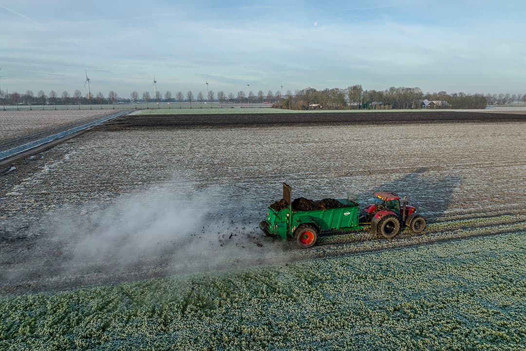 De eerste echte vorst van het winterseizoen en de stomende compost over het bevroren land. Winterwerk. - Foto: Sytze Bakker