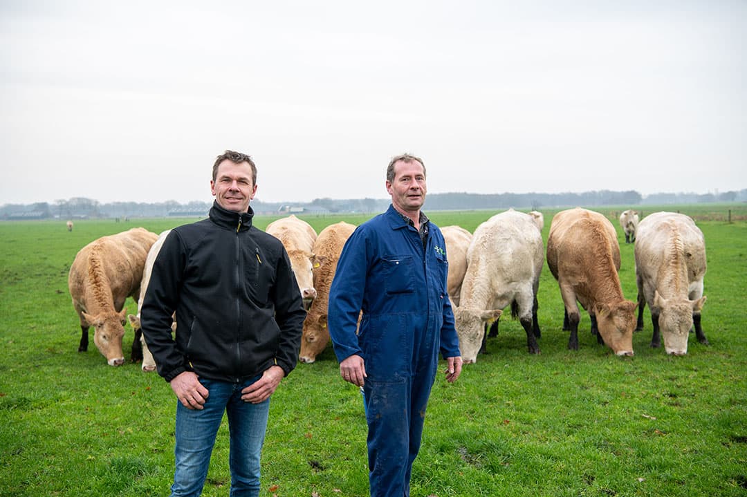 Gert (52) en zijn broer John Emmink (54) hebben een vleesveebedrijf met 230 Blondes d’Aquitaine. De andere vennoten zijn Sandra (48), de vrouw van Gert, en Imca (52) en Hylke (24), de vrouw en zoon van John. - Foto: Michel Velderman