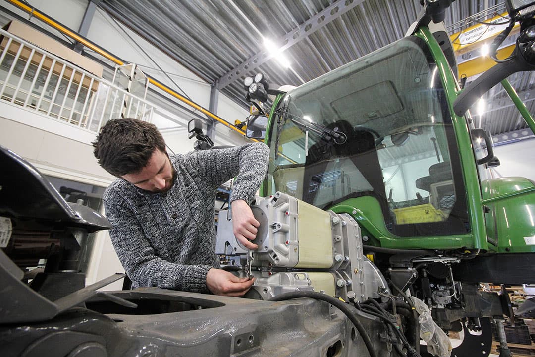 New Electric Automotive bouwt een Fendt 313 om naar batterij-elektrische aandrijving voor een bedrijf in de groenvoorziening. Coronaperikelen leverden vertraging op, maar geen openheid over de Canbus-communicatie vanuit Fendt deed dat ook. - Foto: Bob Karsten