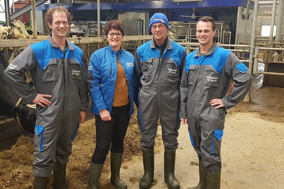 Melkveehouders Dennis (28), Judith (52), Herman (55) en Ronald (26) de Munnik hebben op 24 maart 2020 twee M2erlin-melkrobots van Fullwood Packo in gebruik genomen. - Foto: Fullwood Packo