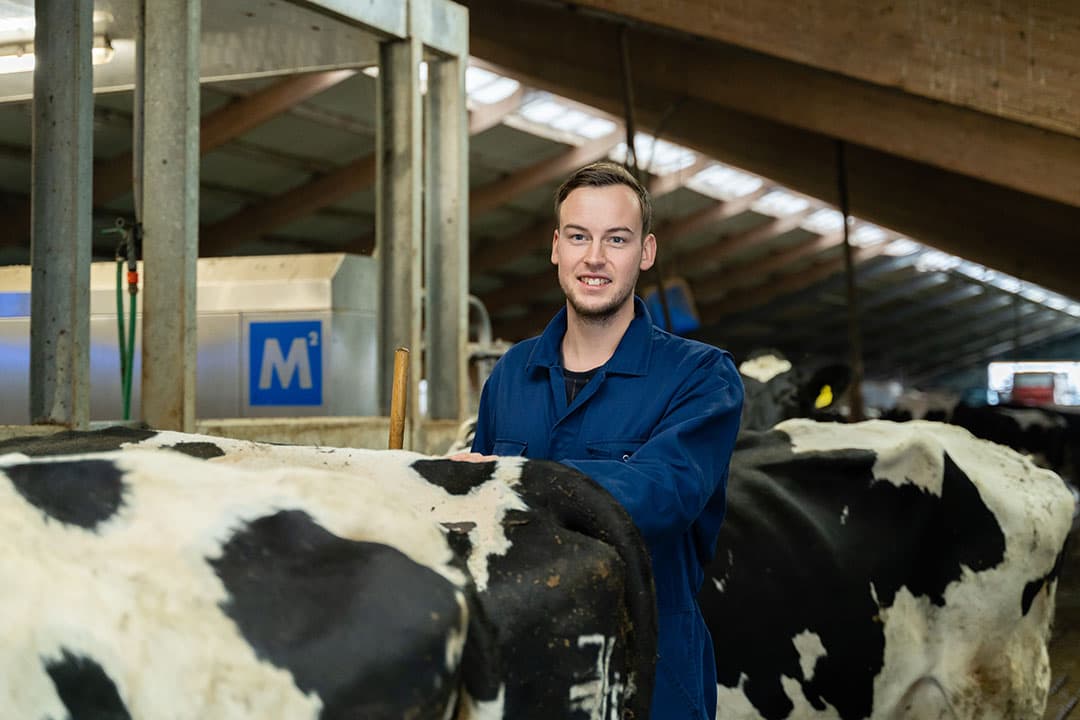 Wilko Odinga (25) heeft met zijn ouders en zus in Poppenwier (Fr.) een maatschap met 165 melkkoeien op 100 hectare. - Foto's: Andrea van Schaik