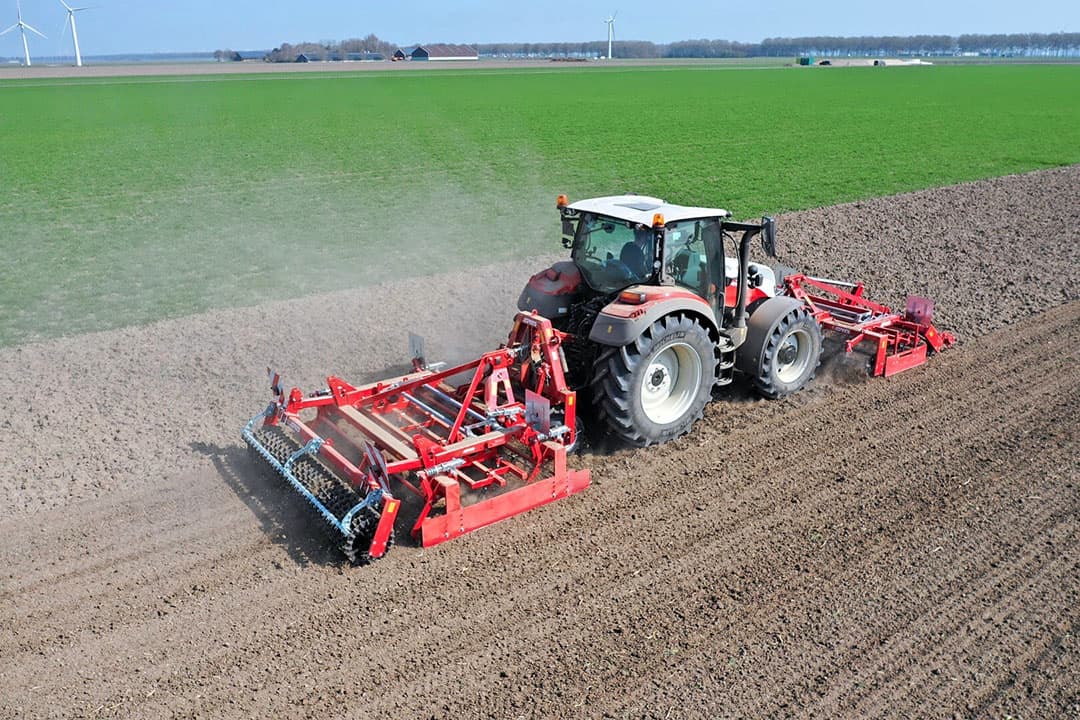 Van voren naar achteren: Konik+ met koppensneller, Compact-rol (nauwelijks te zien), Albino+ en tot slot de Crosskill-rol. - Foto: Evers Agro