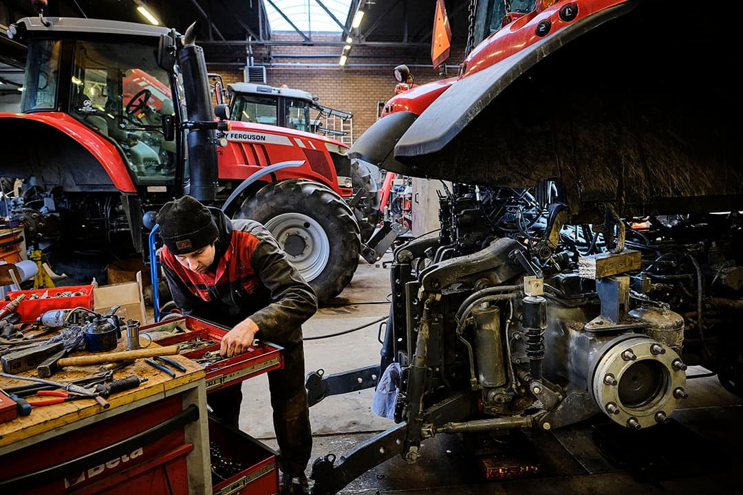 Monteur in de werkplaats van landbouwmechanisatiebedrijf LMB de Bruin. Technisch personeel is momenteel lastig te vinden. - Foto: Fred Libochant
