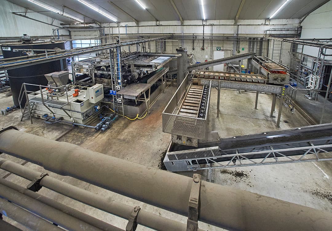 De mestverwerkingshal van Vlako met links de zeefbandpers. - Foto: Van Assendelft Fotografie