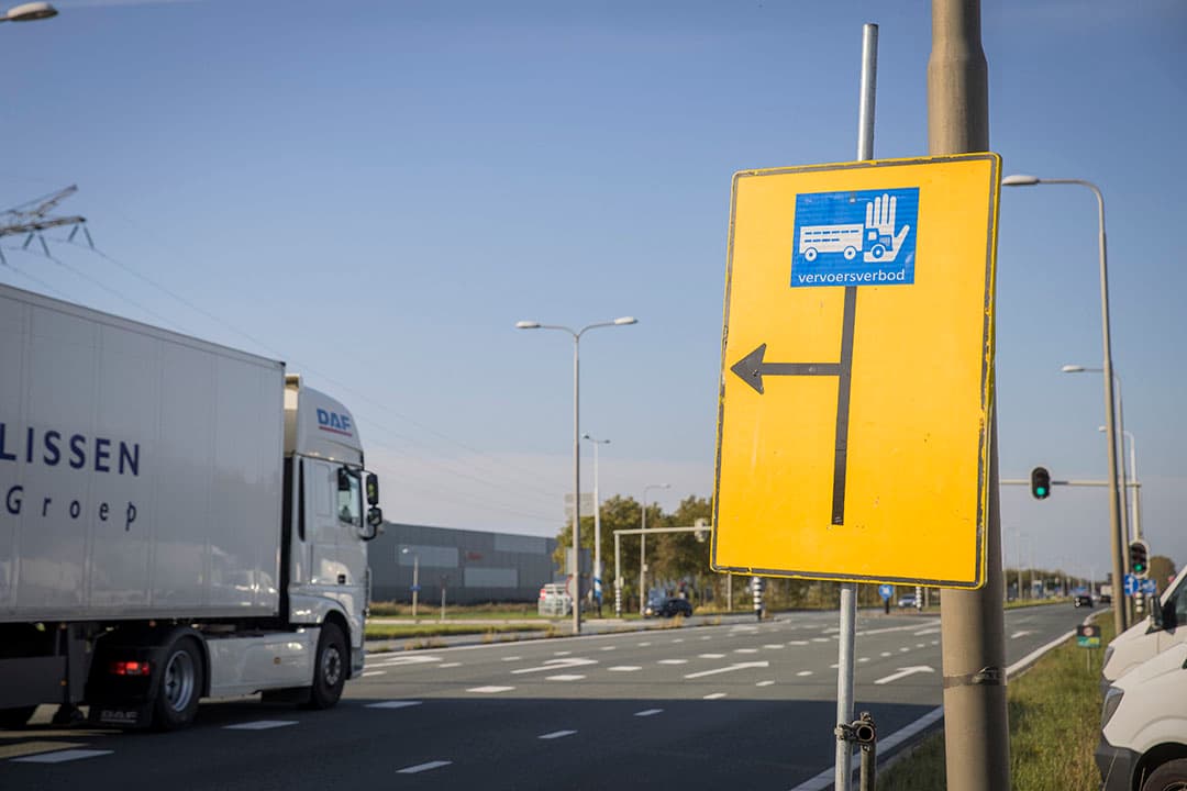 Bord vervoersverbod in Zeewolde. - Foto: Koos Groenewold