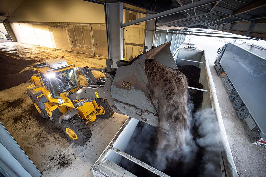 Het laden van compost. De export hiervan wordt op termijn mogelijk minder omslachtig. - Foto: Peter Roek