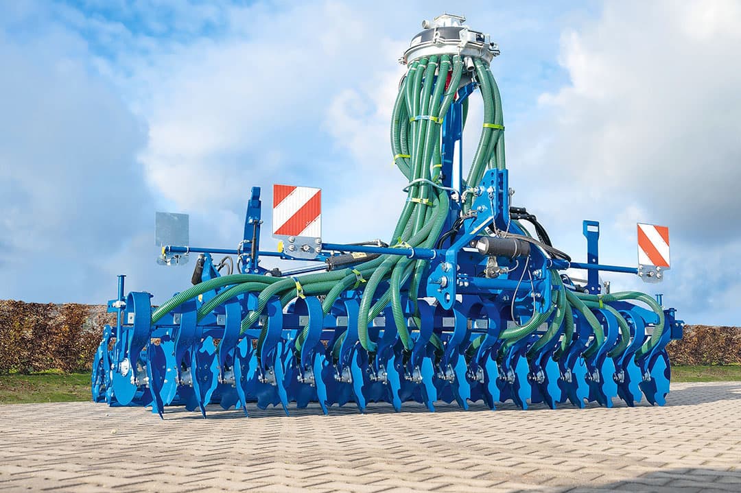 De Lemken Heliodor-compact-schijveneg met daarop gemonteerd de Vogelsang DosiMat-precisieverdeler. - Foto's: Lemken