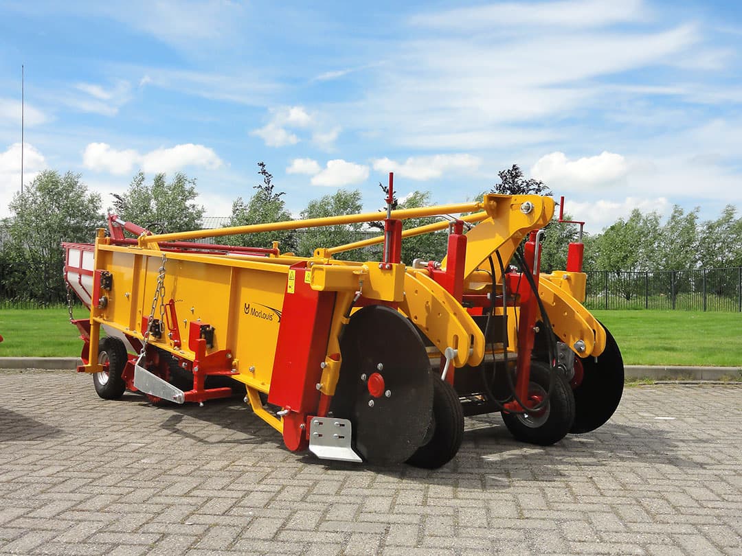 Uienoogstmachine van de Zeeuwse specialist. - Foto's: MacLouis Machinebouw