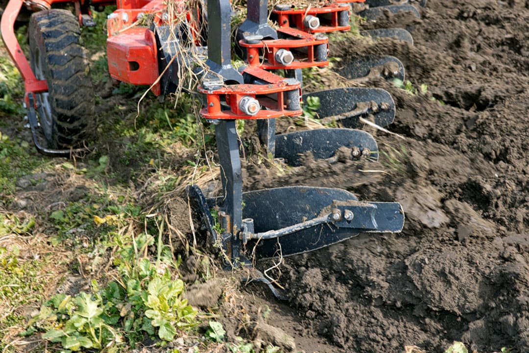 Ecoploeg in West-Brabant. Ondiep ploegen kan de opbouw van organische stof verbeteren. - Foto: Peter Roek