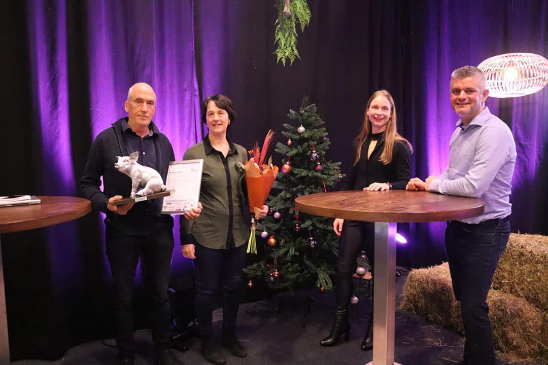 Coen en Marlijn van Gorp, samen met juryleden Karien Koenders en Jeroen Koks (v.l.n.r.). - Foto: hetbesteideevanvarkensland.nl