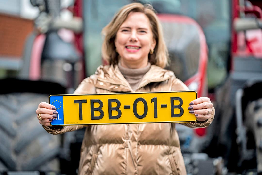 Voormalig minister van Infrastructuur en Waterstaat, Cora van Nieuwenhuizen met het nieuwe trekkerkenteken. - Foto: Valerie Kuypers