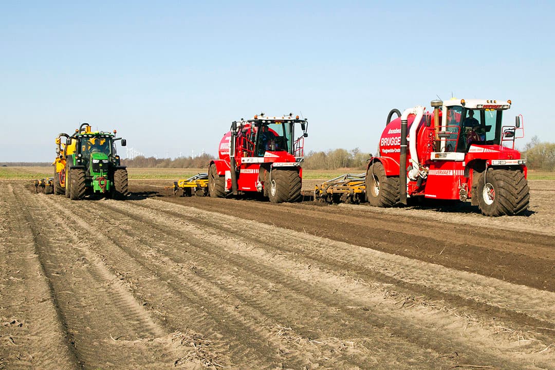 Mest uitrijden op bouwland in het voorjaar, hier in Groningen. De startdatum van het seizoen gaat naar 15 maart, met mogelijkheid van uitzondering voor vroege teelten. - Foto: Koos van der Spek