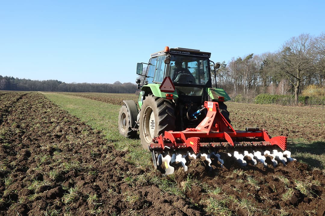 Het op tijd onderwerken van een vanggewas (mengsel van Italiaans en kruiden) met een schijveneg in februari. Het vanggewas gaat stikstof en andere mineralen naleveren voor een goede beginontwikkeling en groei van de volgende maisteelt. - Foto: Henk Riswick