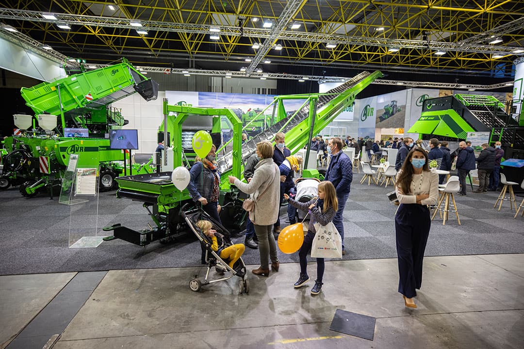 Mondkapjes op, ruim opgezette stands, duidelijk minder bezoekers en wat minder pinten drinken maar voor de deelnemers toch een succesvolle beurs Interpom. - Foto's: Peter Roek