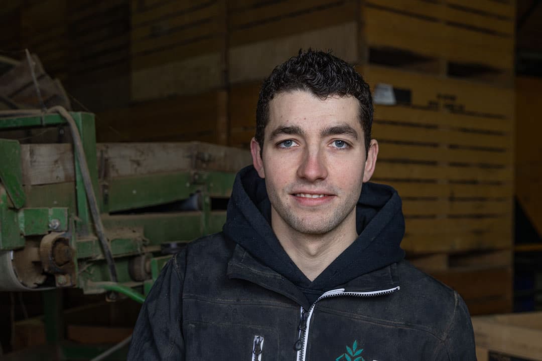 Tom de Deckere (27) heeft met zijn ouders een akkerbouwbedrijf van 130 hectare in Nieuw Namen (Zld.). De hoofdteelt is pootgoed. - Foto's: Peter Roek
