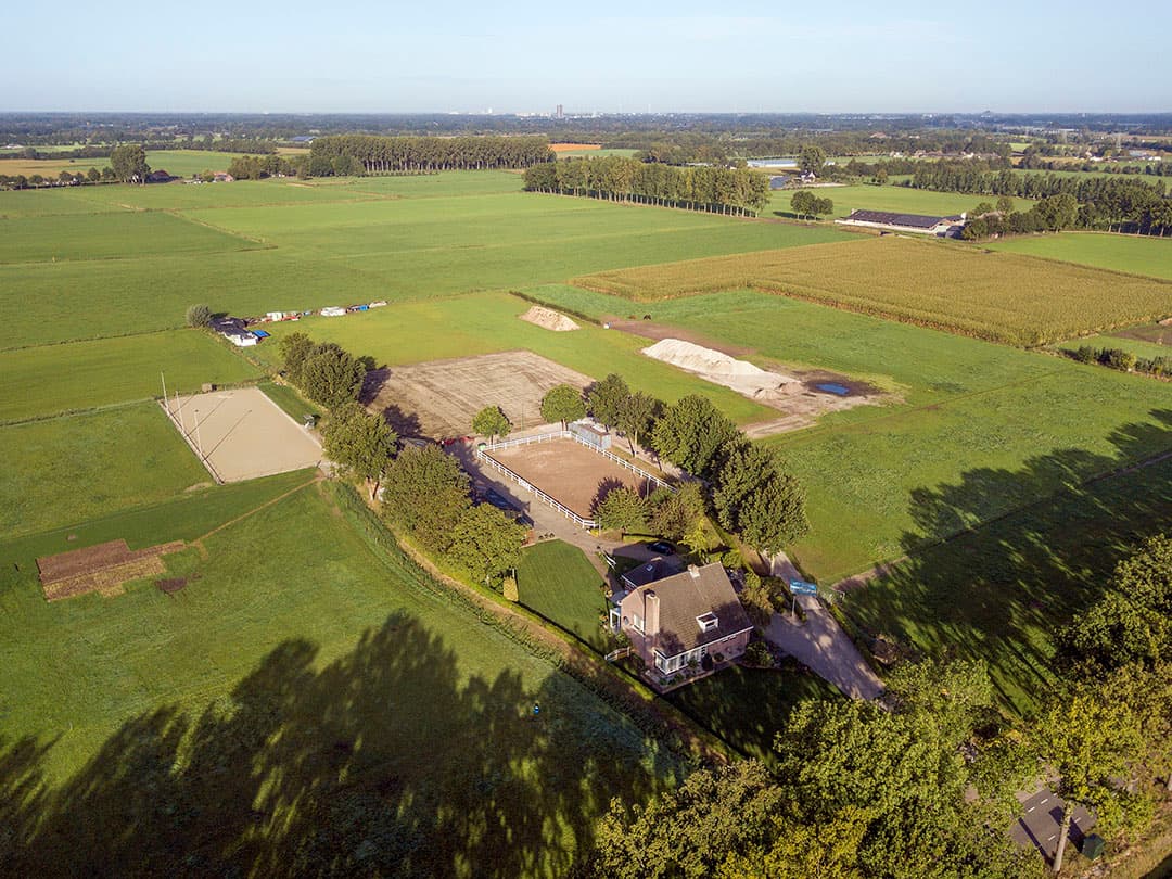Luchtfoto van het voormalige varkensbedrijf van Antoon en Wilma Schouten. Binnenkort verrijzen er 2 paardenstallen. - Foto's: Bert Jansen